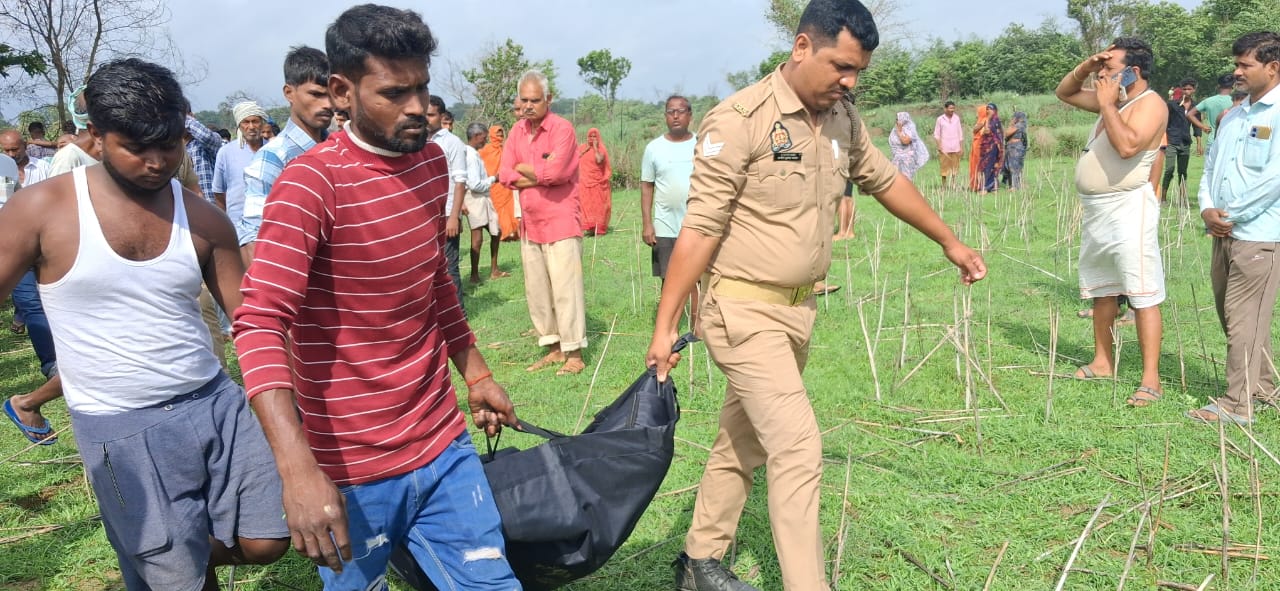 बॉडी लेकर जाते हुए पुलिस के लोग