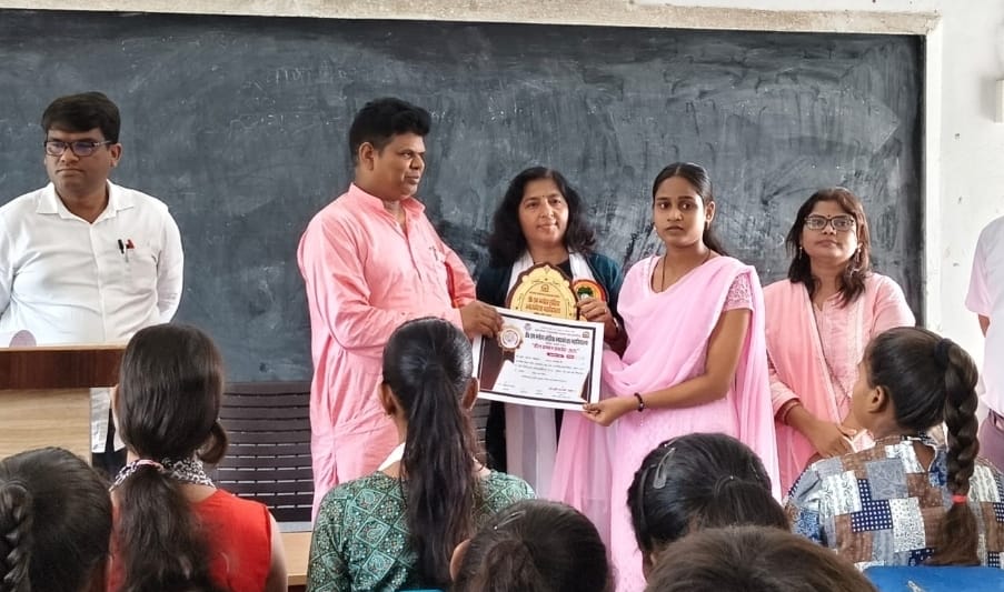 शिक्षित व्यक्ति ही सही दिशा चुनकर अपनी मंजिल को प्राप्त कर सकता है: डॉ अभिराम सिंह