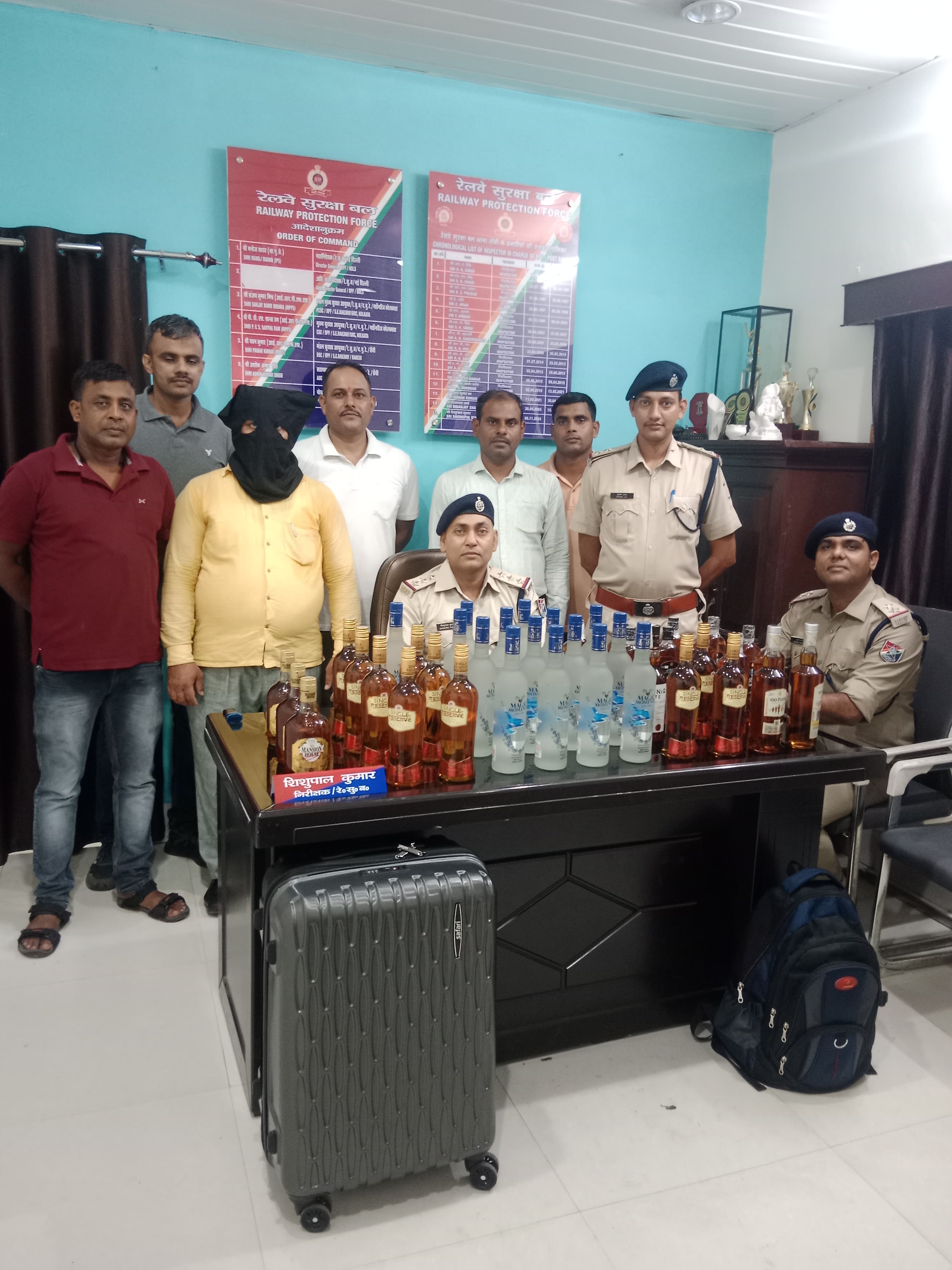 आरोपित और आरपीएफ के अधिकारी आरोपित और आरपीएफ के अधिकारी