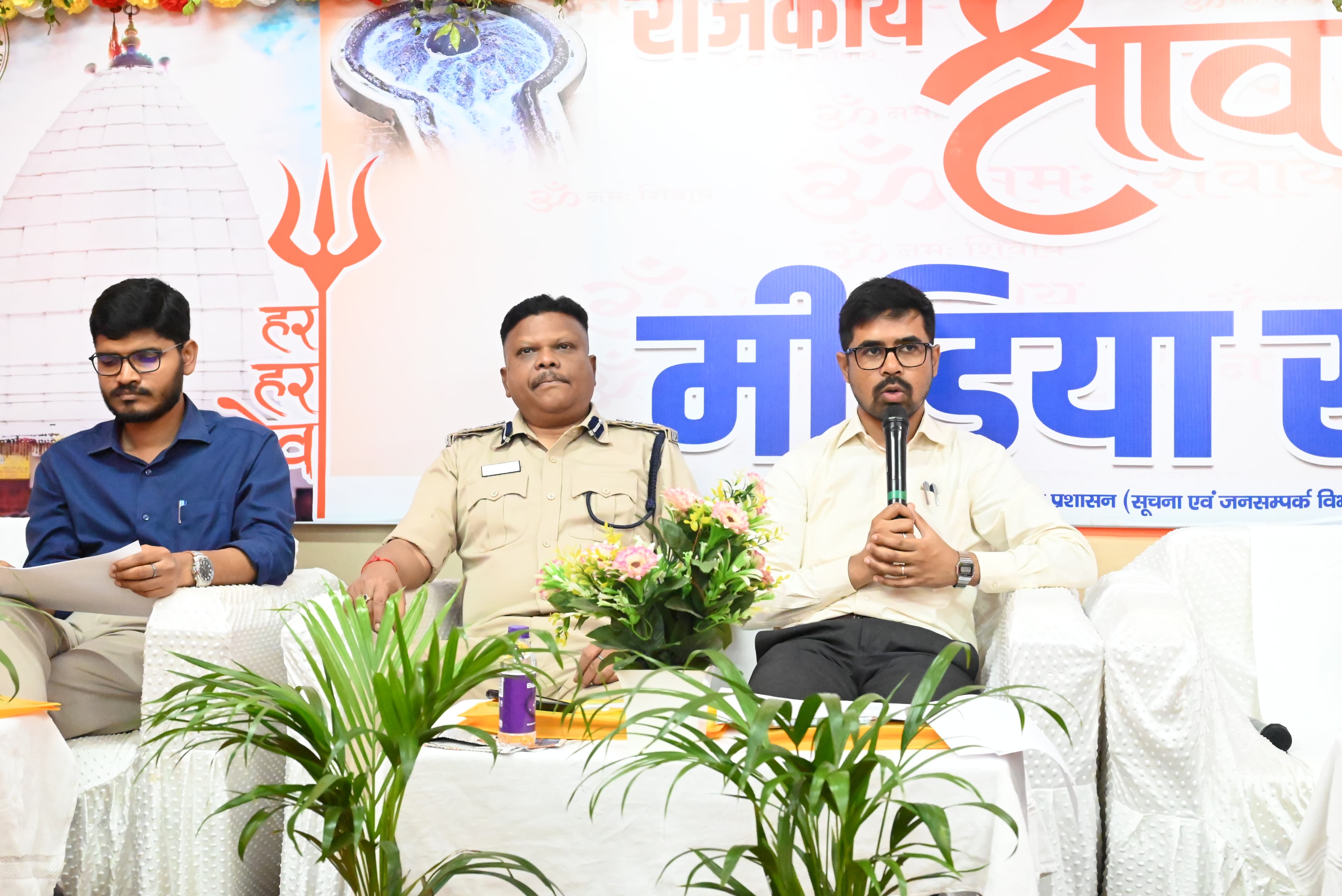 डीसी और एसपी का प्रेस कॉन्फ्रेंस डीसी और एसपी का प्रेस कॉन्फ्रेंस
