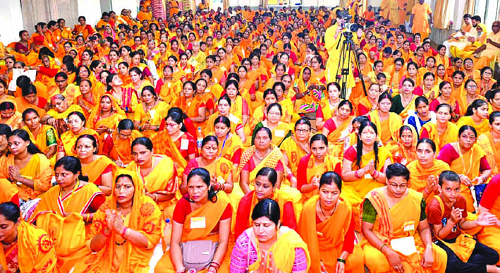 शिविर के दौरान महिला कार्यकर्ता शिविर के दौरान महिला कार्यकर्ता