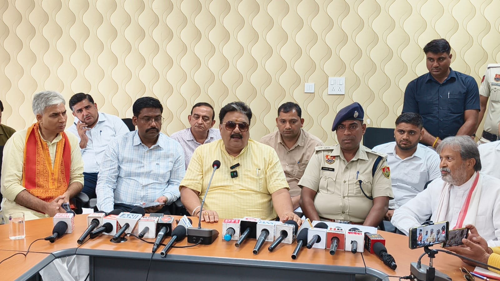 पत्रकारों से बातचीत करते हुए डिप्टी स्पीकर।