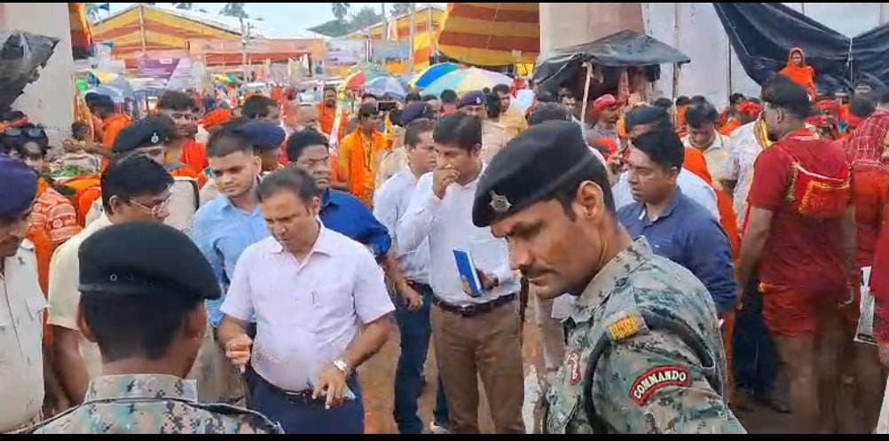 जायजा लेते जिलाधिकारी