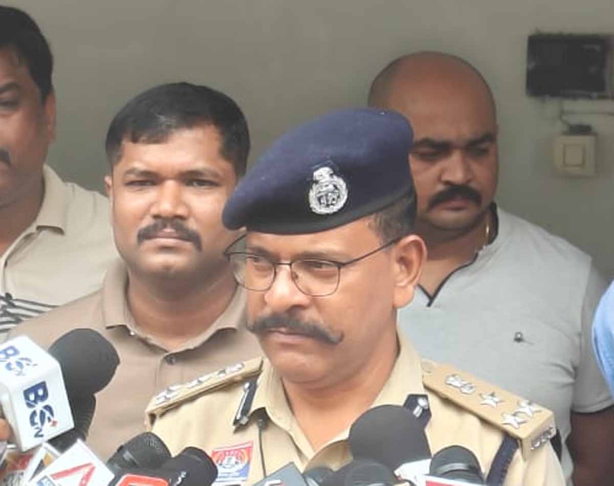 पेट्रोल पंप में हुए लूट व हत्या के मामले में पत्रकारों से बातचीत करते हुए रायपुर एसएसपी डाॅ लाल उम्मेद सिंह पेट्रोल पंप में हुए लूट व हत्या के मामले में पत्रकारों से बातचीत करते हुए रायपुर एसएसपी डाॅ लाल उम्मेद सिंह