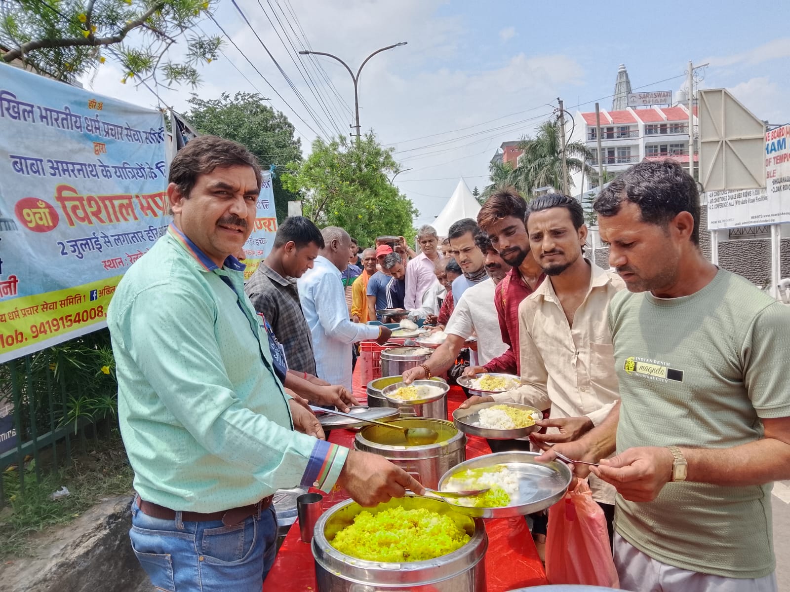 रेलवे स्टेशन जम्मू पर अमरनाथ यात्रियों को परोसा जा रहा सात्विक भोजन