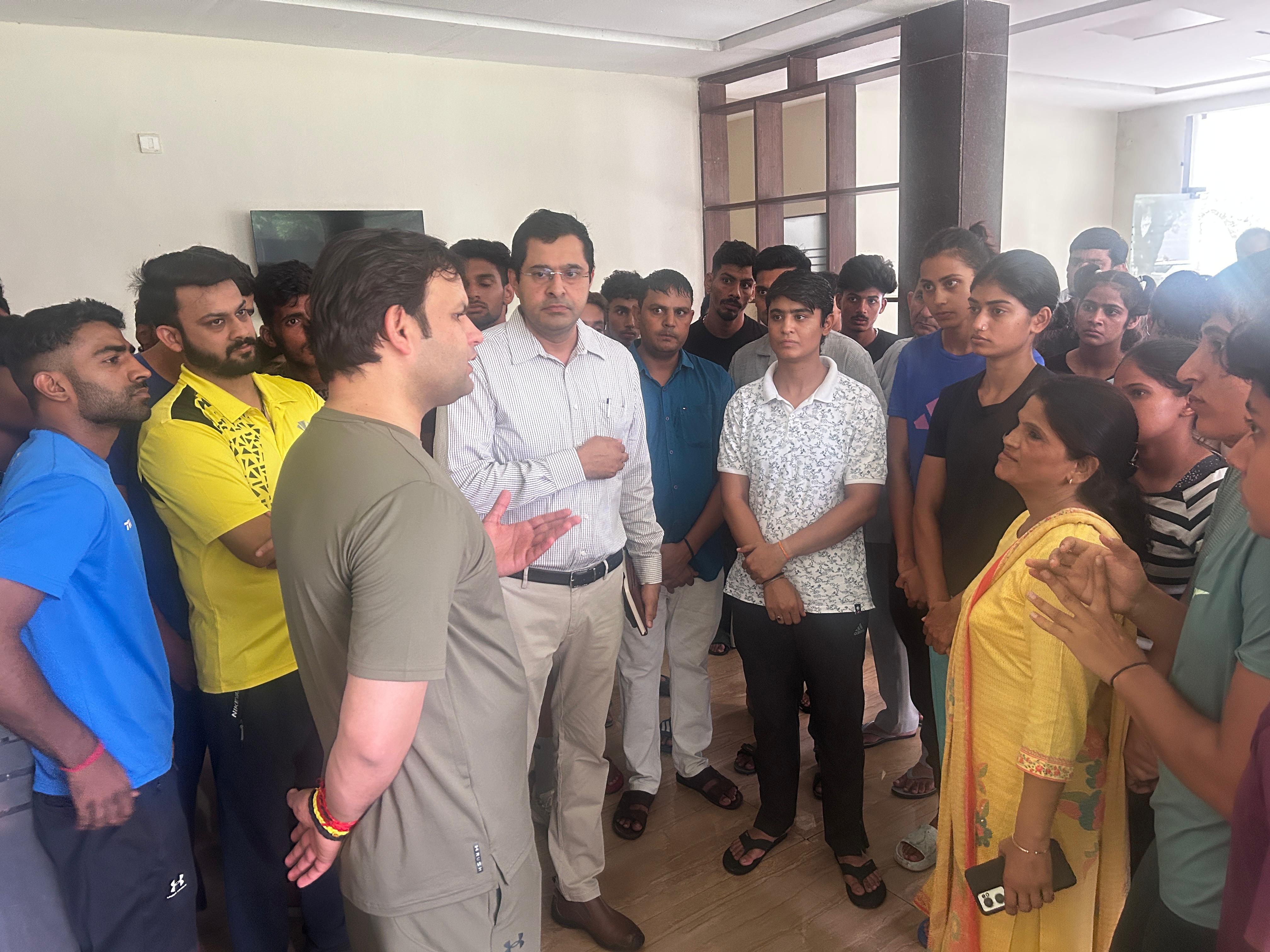 हरियाणा के खेल मंत्री गौरव गौतम पंचकूला स्टेडियम का निरीक्षण करते हुए हरियाणा के खेल मंत्री गौरव गौतम पंचकूला स्टेडियम का निरीक्षण करते हुए
