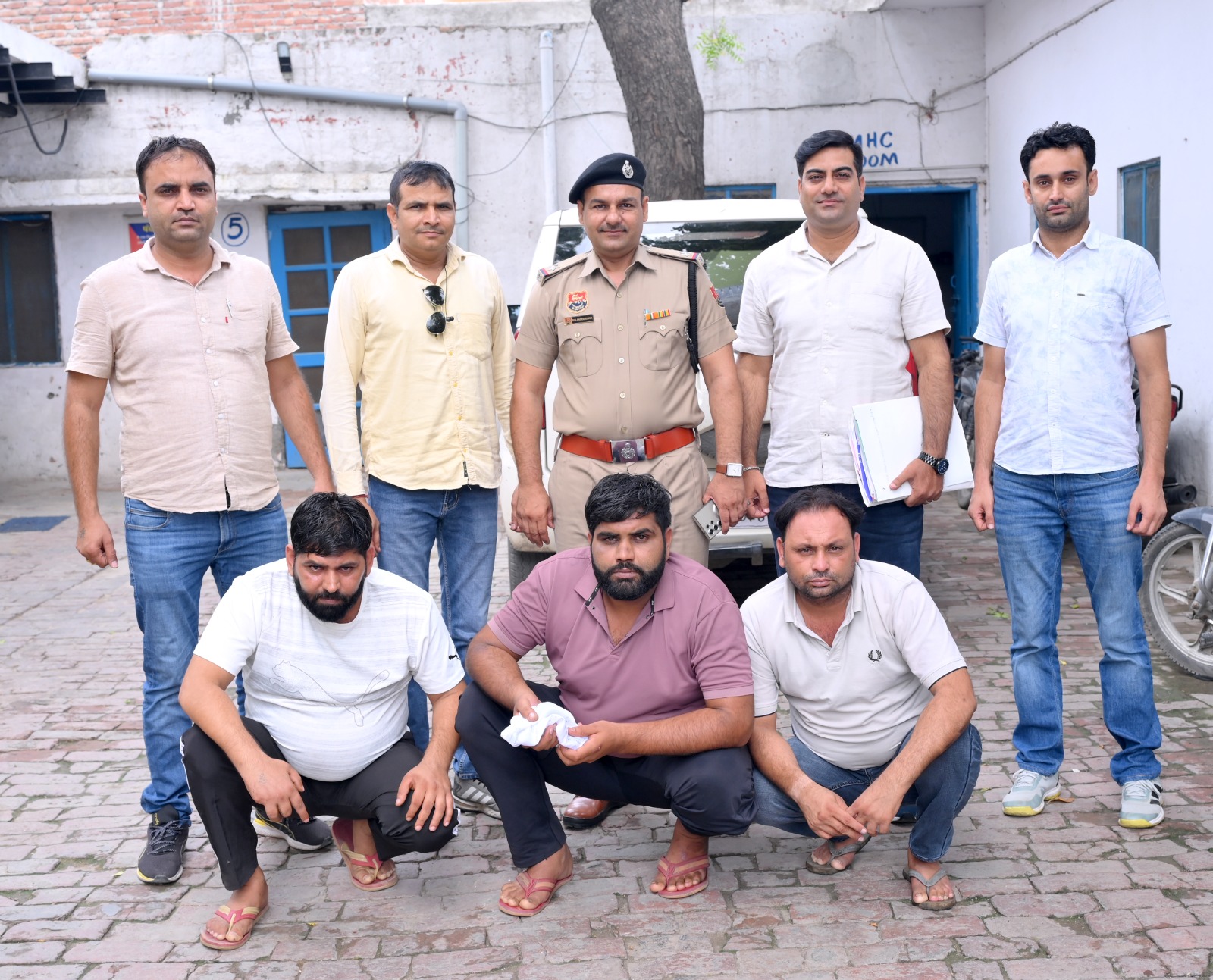 पुलिस गिरफ्त में युवक पर गोली चलाने के आरोपी पुलिस गिरफ्त में युवक पर गोली चलाने के आरोपी