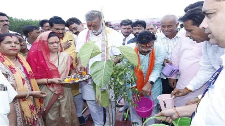 मंत्री पटेल ने ठिबगांव में किया पौधारोपण