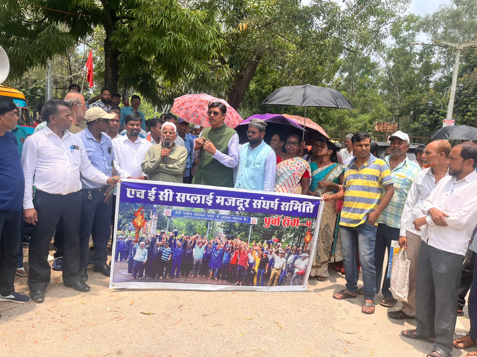 मजदूरों के समर्थन में पहुंचे आजसू के नेता मजदूरों के समर्थन में पहुंचे आजसू के नेता