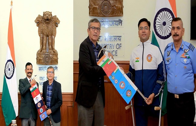 पर्वतारोहियों के दल का स्वागत करते रक्षा सचिव राजेश सिंह पर्वतारोहियों के दल का स्वागत करते रक्षा सचिव राजेश सिंह
