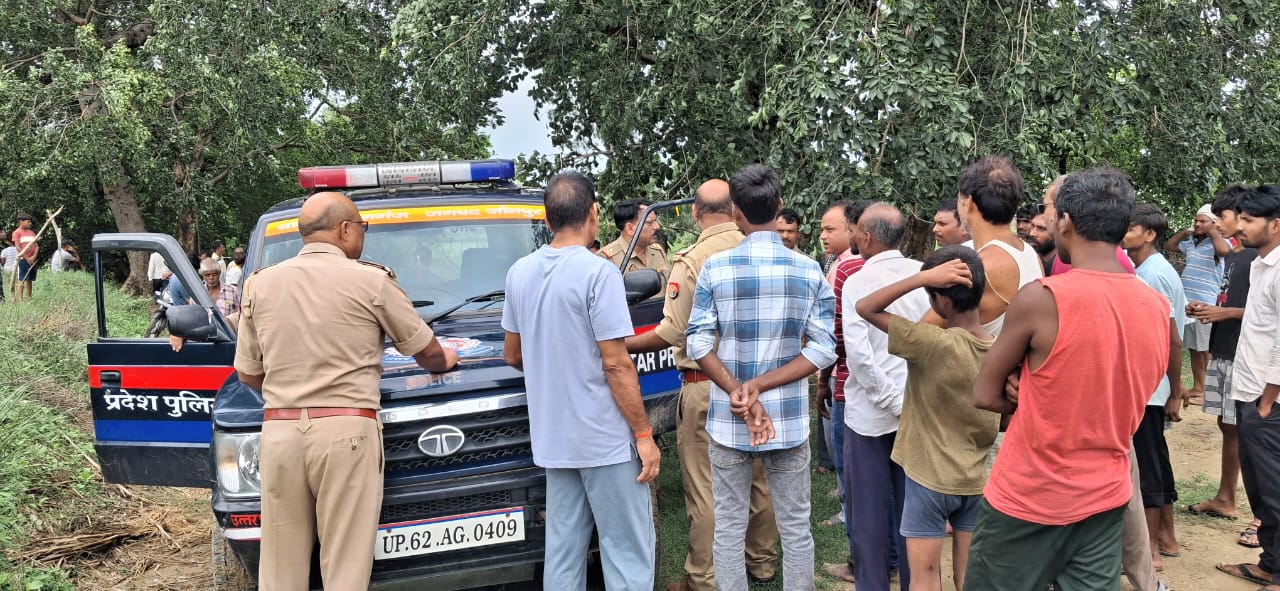 मौके पर पहुंची पुलिस ग्रामीणों से पूछताछ करते हुए