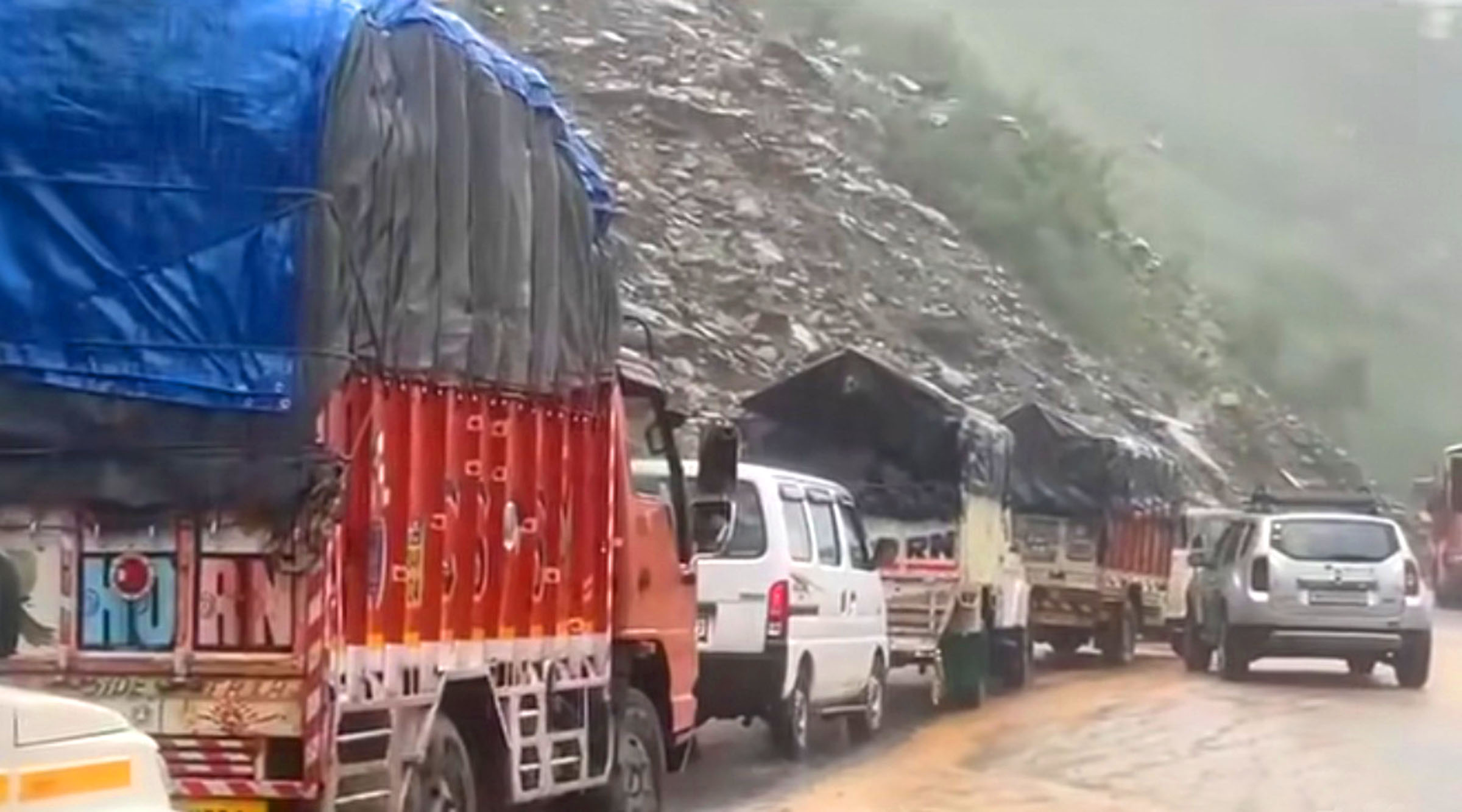 मंडी मनाली राजमार्ग पंडोह के पास 9 मील में बंद रहने के दौरान खड़े वाहन। मंडी मनाली राजमार्ग पंडोह के पास 9 मील में बंद रहने के दौरान खड़े वाहन।