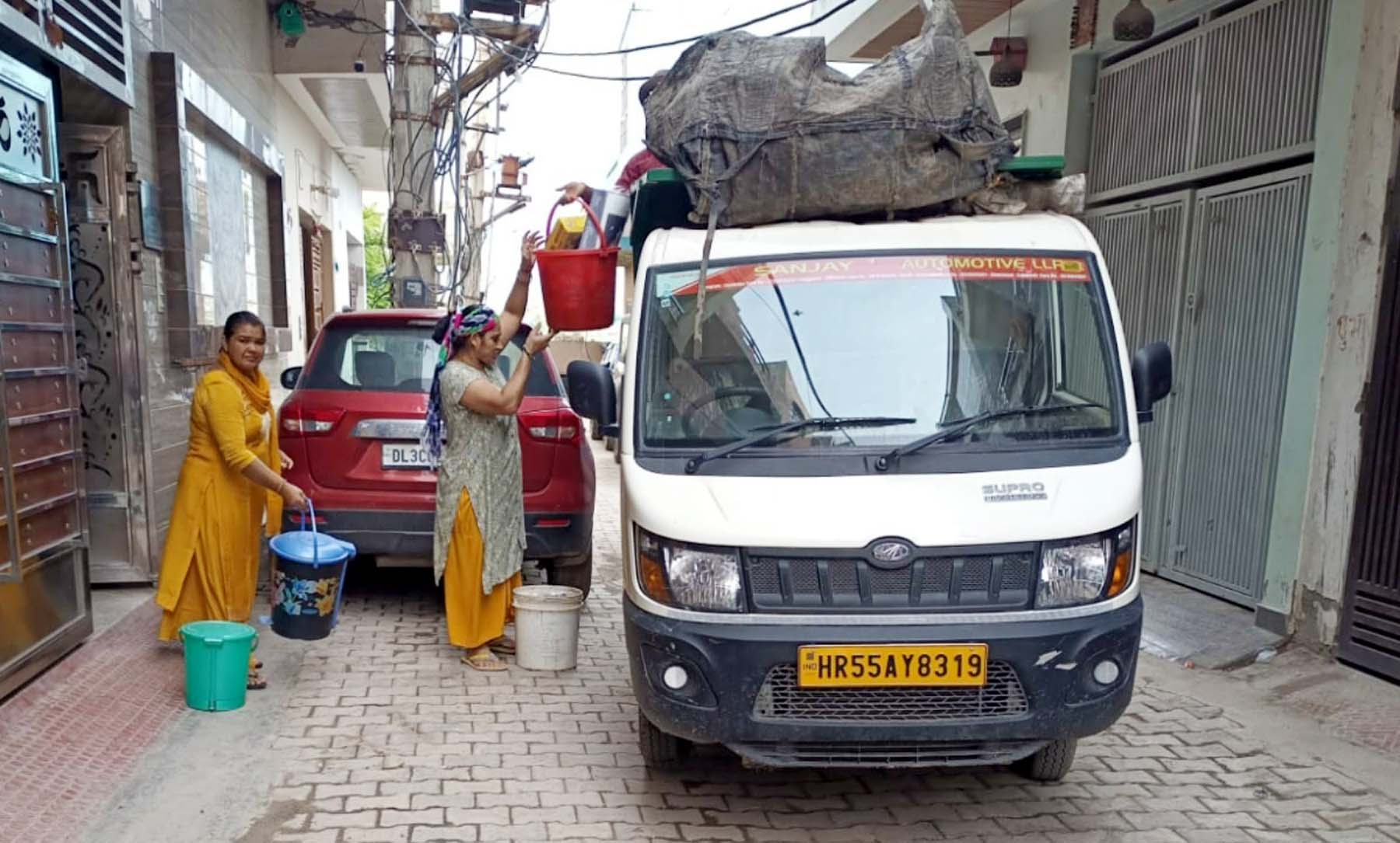 गुरुग्राम में घरों से कूड़ा उठाती नगर निगम की गाड़ी।