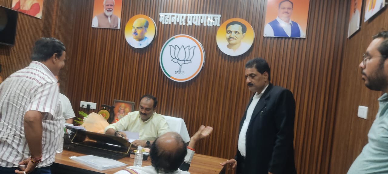 भाजपा महानगर कार्यालय में जनसुनवाई करते हुए महानगर अध्यक्ष संजय गुप्ता का छाया चित्र भाजपा महानगर कार्यालय में जनसुनवाई करते हुए महानगर अध्यक्ष संजय गुप्ता का छाया चित्र