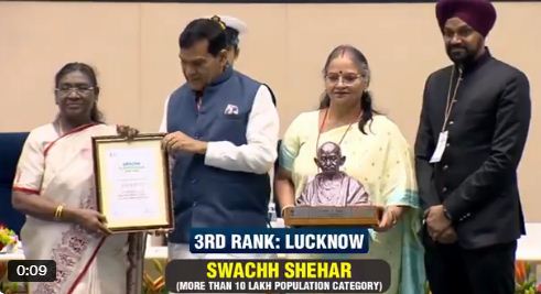 राष्ट्रपति से पुरस्कार ग्रहण करते नगर विकास मंत्री ए.के.शर्मा राष्ट्रपति से पुरस्कार ग्रहण करते नगर विकास मंत्री ए.के.शर्मा