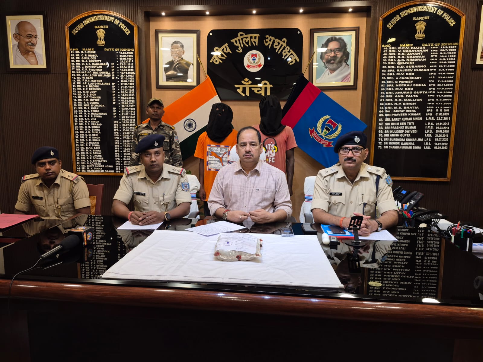 डीआईजी और एसएसपी का प्रेस वार्ता डीआईजी और एसएसपी का प्रेस वार्ता