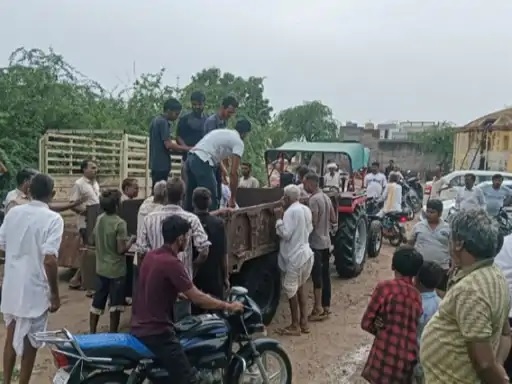 शव ले जाते ग्रामीण। शव ले जाते ग्रामीण।