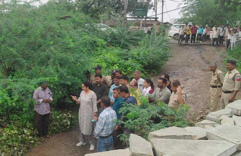 भानपुरा में रिकॉर्ड 8 इंच बारिश, 3 गांवों का संपर्क टूटा , महादेव मंदिर के झरने का बहाव हुआ तेज भानपुरा में रिकॉर्ड 8 इंच बारिश, 3 गांवों का संपर्क टूटा , महादेव मंदिर के झरने का बहाव हुआ तेज