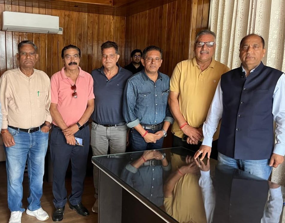 मंडी से राहत सामग्री लेकर पहुंचे स्वयंसेवी जयराम ठाकुर के साथ। मंडी से राहत सामग्री लेकर पहुंचे स्वयंसेवी जयराम ठाकुर के साथ।