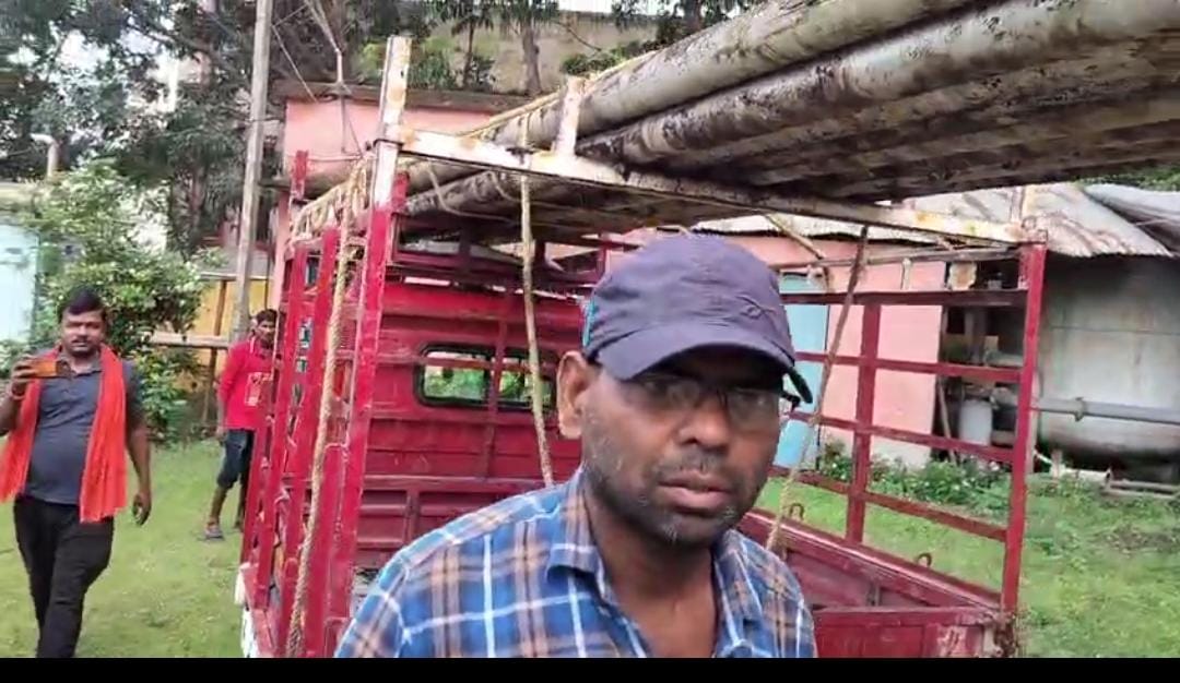 पाइप के साथ पकड़ा गया पंप संचालक