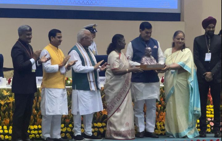 राष्ट्रपति से पुरस्कार ग्रहण करते उत्तर प्रदेश के नगर विकास मंत्री ए.के.शर्मा राष्ट्रपति से पुरस्कार ग्रहण करते उत्तर प्रदेश के नगर विकास मंत्री ए.के.शर्मा