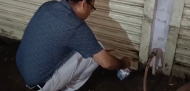 खाद्य सुरक्षा का छापा,दही- दुध में तैर रही थी सैंकड़ों मख्खी, मदर डेयरी सील खाद्य सुरक्षा का छापा,दही- दुध में तैर रही थी सैंकड़ों मख्खी, मदर डेयरी सील