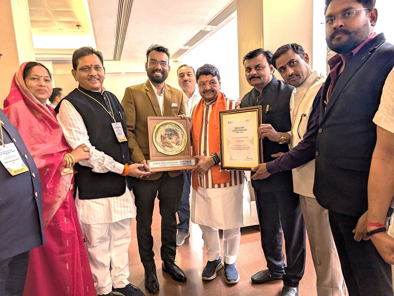 मंत्री विजयवर्गीय अवार्ड के साथ