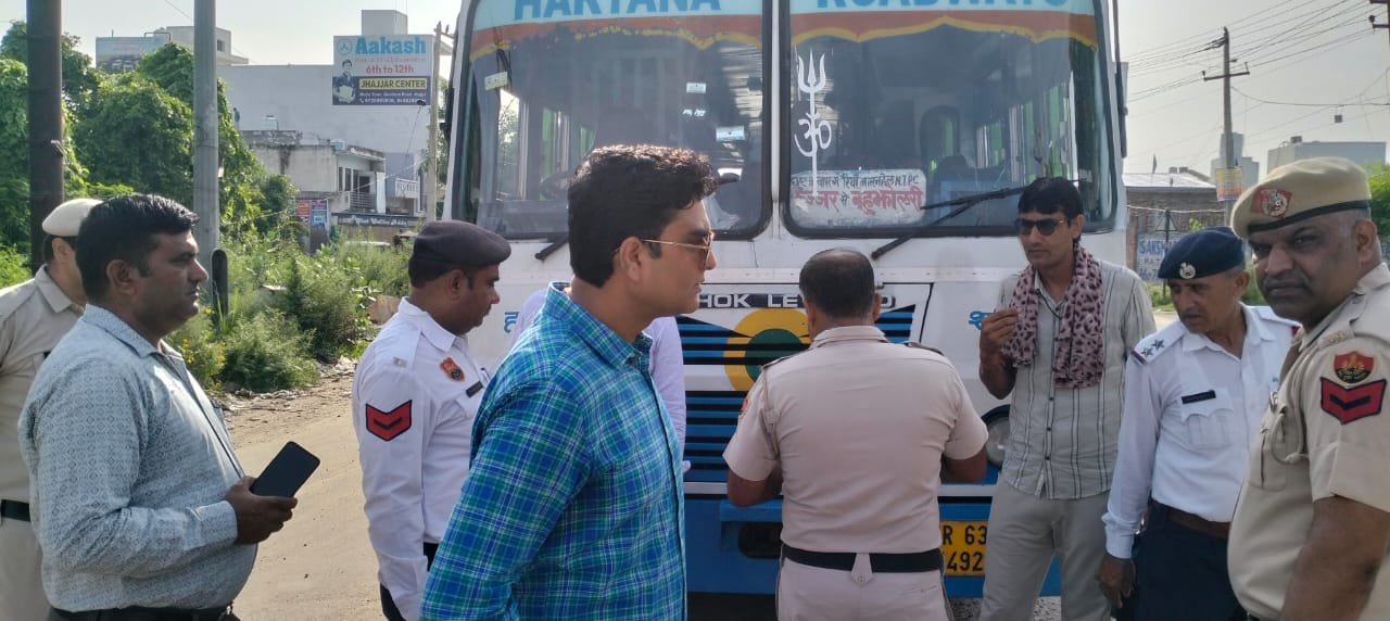 हरियाणा रोडवेज की बस का चालान करते पुलिस अधिकारी हरियाणा रोडवेज की बस का चालान करते पुलिस अधिकारी