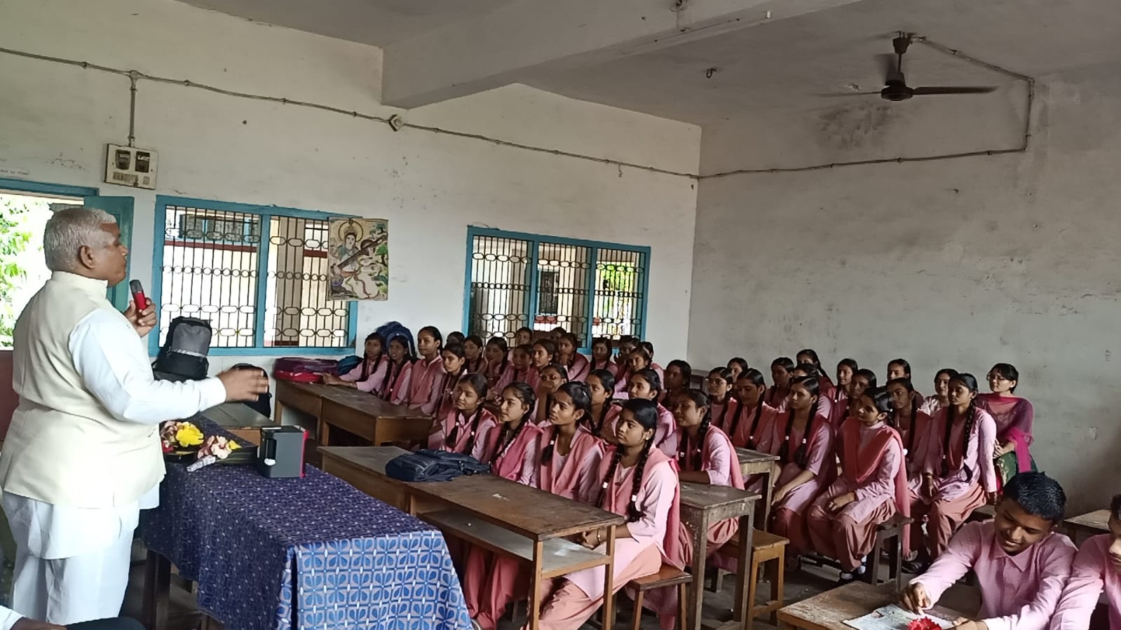 नूतन स्कूल में विद्यार्थियों को नैतिक शिक्षा देते हुए बीके भगवान।