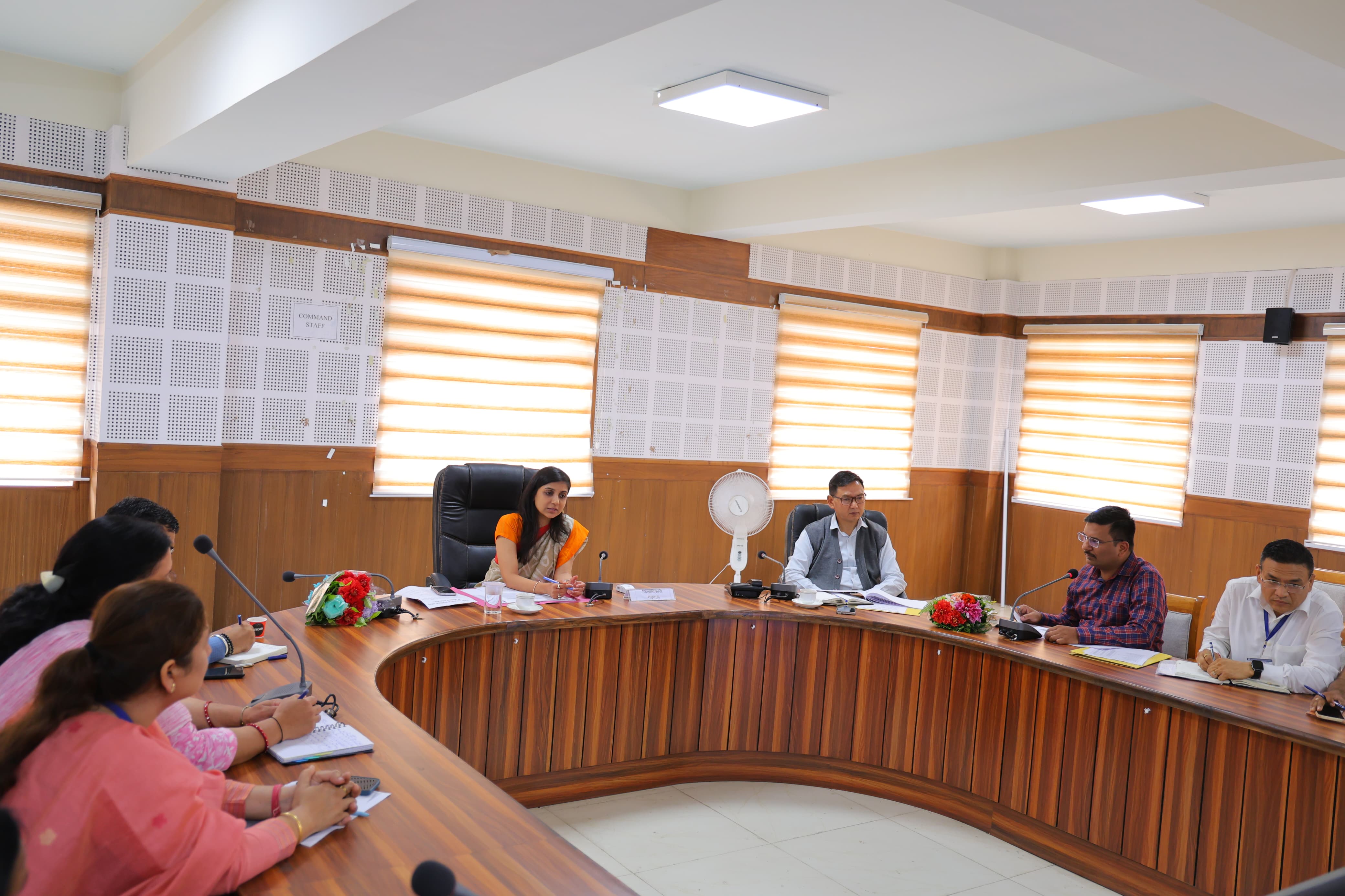 राशन कार्डों के सत्यापन को लेकर अधिकारियों के साथ बैठक लेती जिलाधिकारी राशन कार्डों के सत्यापन को लेकर अधिकारियों के साथ बैठक लेती जिलाधिकारी