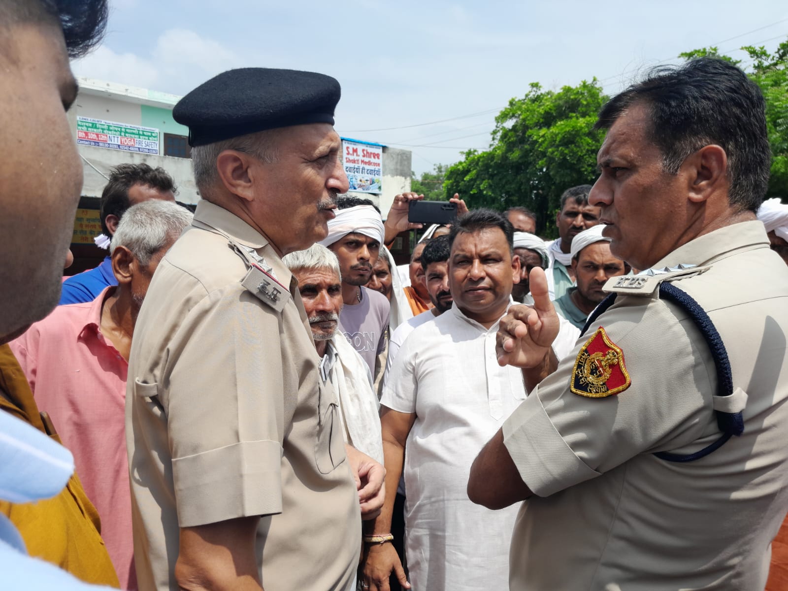 नागरिक अस्पताल में चाबरी के सरपंच की हत्या को लेकर थाना प्रभारी से बातचीत करते हुए डीएसपी संजय।