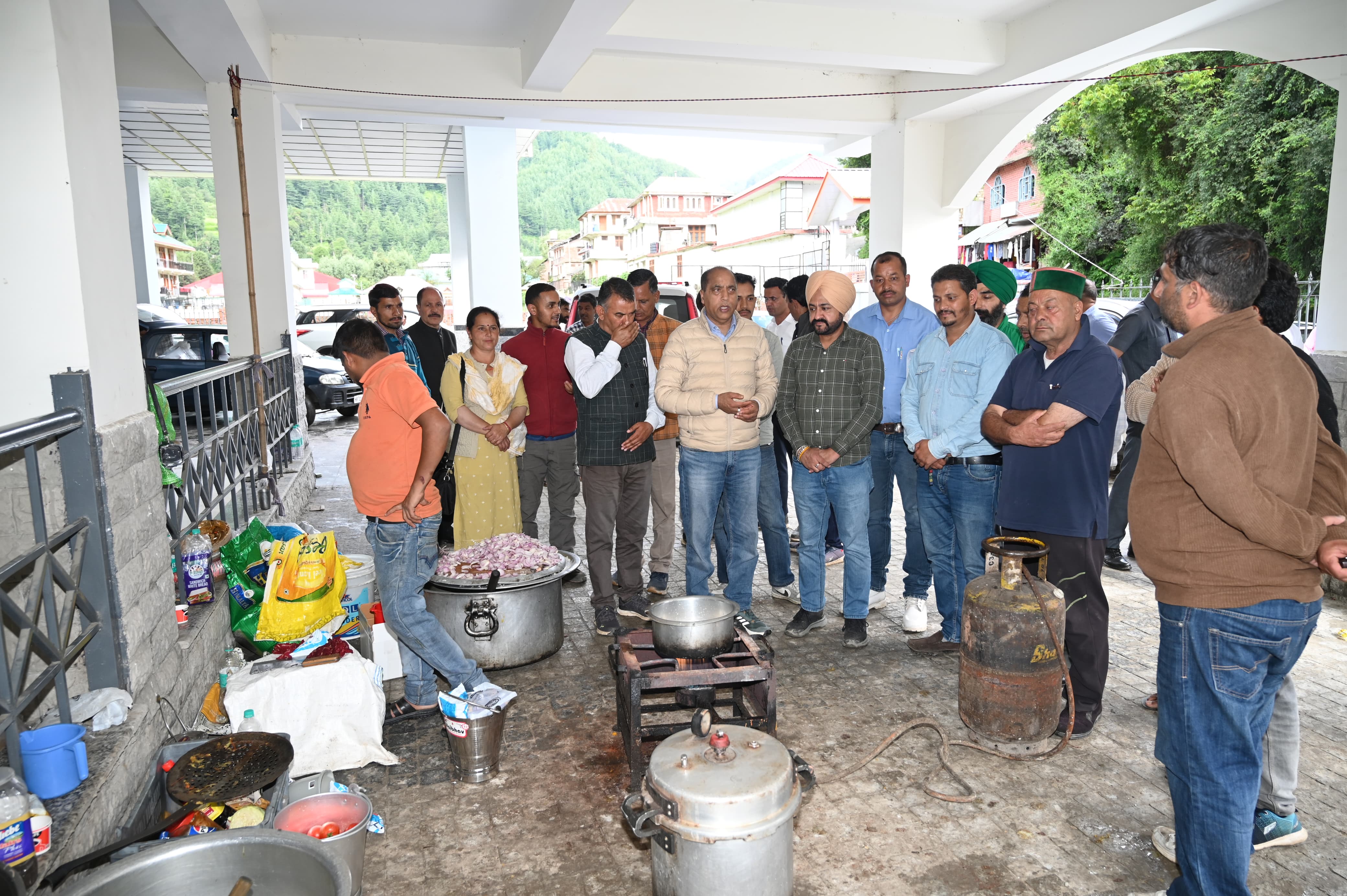 आपदा प्रभावितों को राहत सामग्री प्रदान करने वालों के साथ जयराम ठाकुर। आपदा प्रभावितों को राहत सामग्री प्रदान करने वालों के साथ जयराम ठाकुर।