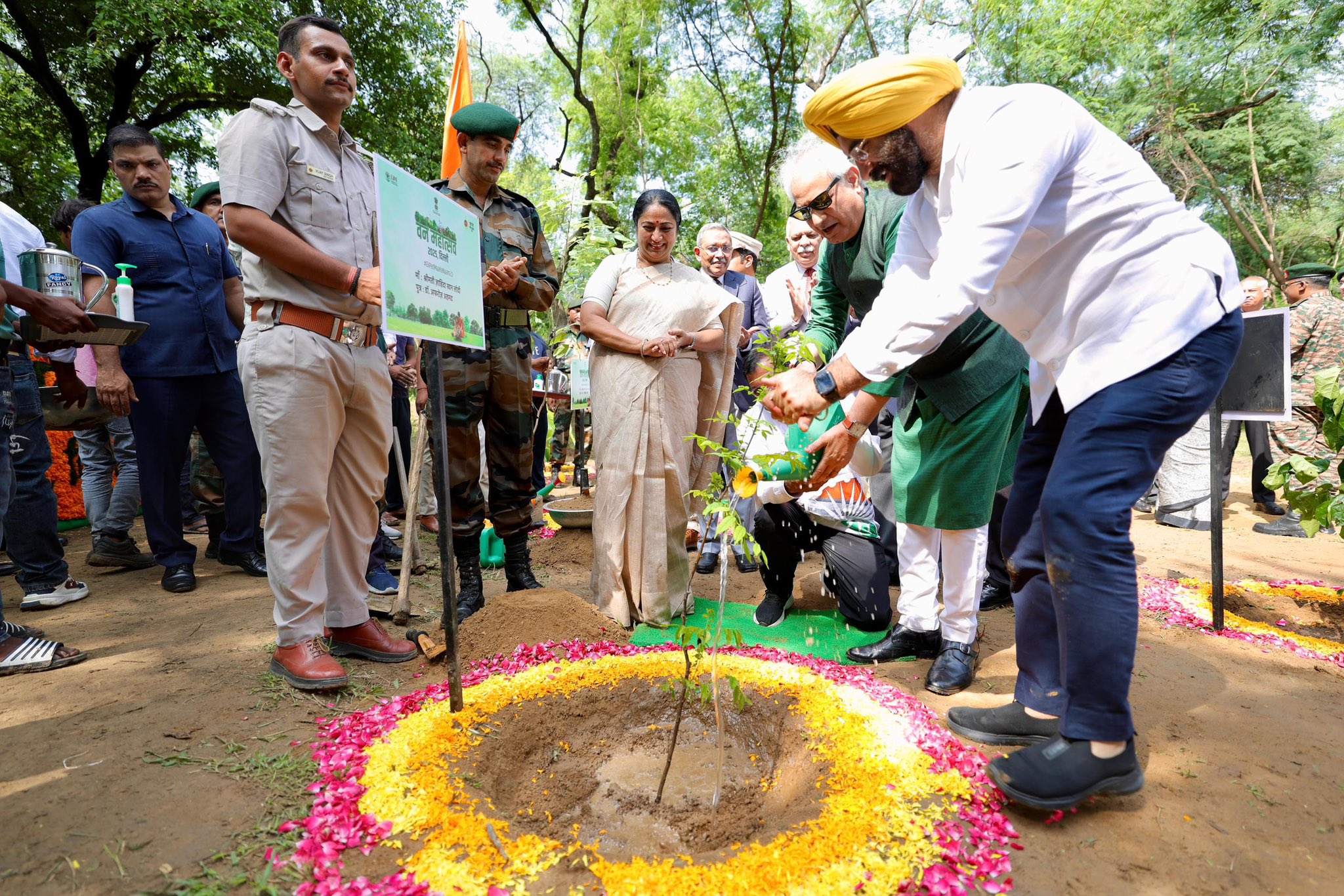 राष्ट्रपति एस्टेट स्थित विलिंगडन क्रेसेंट परिसर में शुक्रवार को दिल्ली उच्च न्यायालय के मुख्य न्यायाधीश न्यायमूर्ति देवेंद्र उपाध्याय, पर्यावरण मंत्री मनजिंदर सिंह सिरसा और राष्ट्रीय हरित अधिकरण के अध्यक्ष न्यायमूर्ति प्रकाश श्रीवास्तव के साथ  पौधारोपण करती  मु