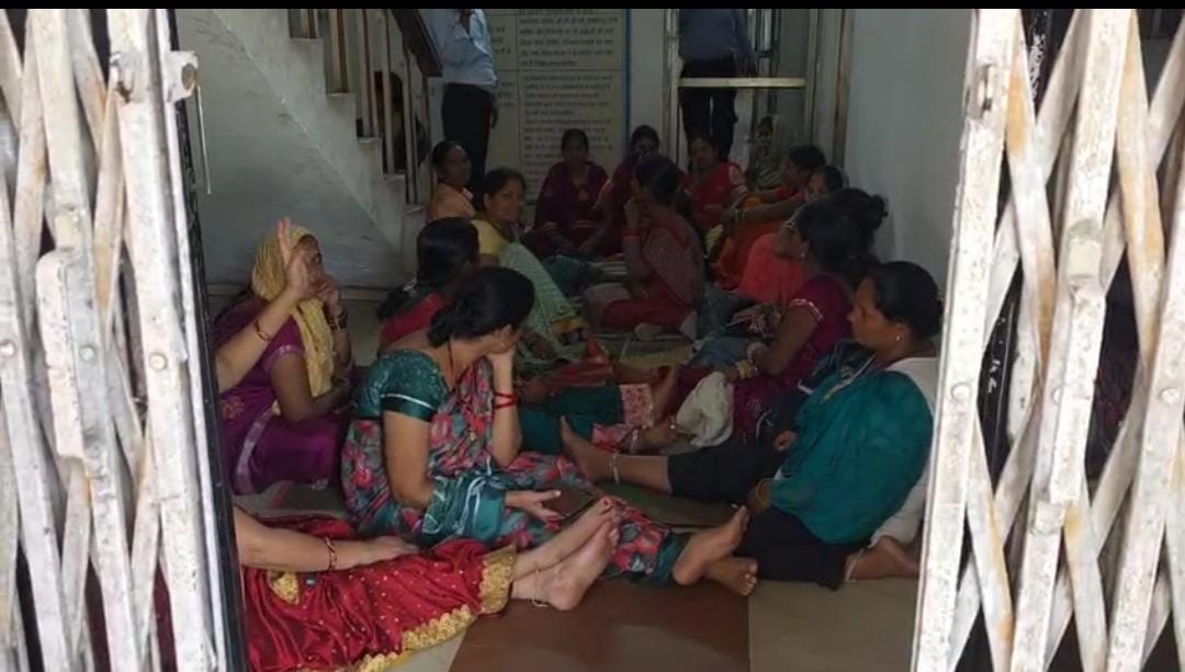 कोरबा में एसईसीएल कार्यालय में अर्धनग्न होकर महिलाओं ने किया प्रदर्शन, रोजगार की मांग