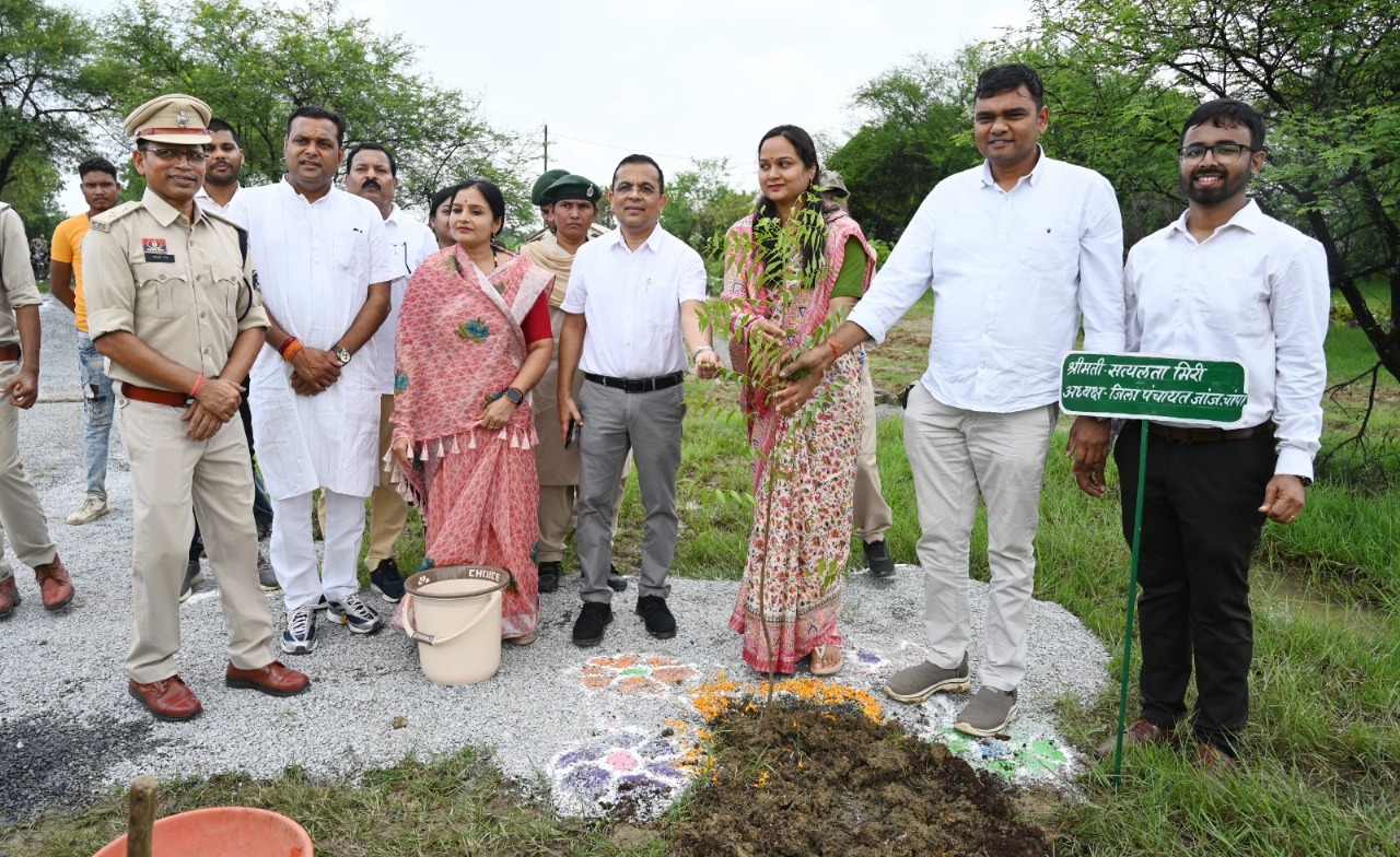 जांजगीर : जिला पंचायत अध्यक्ष, कलेक्टर सहित जनप्रतिनिधियों व अधिकारियों ने एक पेड़ माँ के नाम 2.0 अभियान के तहत किया पौधारोपण जांजगीर : जिला पंचायत अध्यक्ष, कलेक्टर सहित जनप्रतिनिधियों व अधिकारियों ने एक पेड़ माँ के नाम 2.0 अभियान के तहत किया पौधारोपण