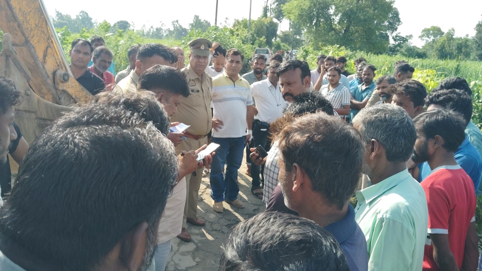 घटनास्थल पर मौजूद पुलिस व ग्रामीण