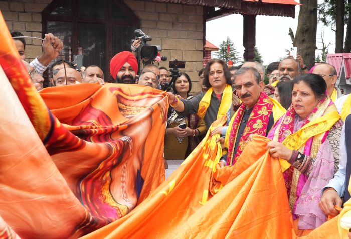 मुख्यमंत्री जाखू मंदिर में हनुमान ध्वजा स्थापना समारोह में भाग लेते हुए मुख्यमंत्री जाखू मंदिर में हनुमान ध्वजा स्थापना समारोह में भाग लेते हुए