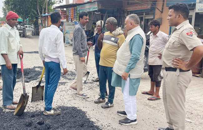 सोनीपत: मेयर ने मौके पर पहुंचकर विभागीय कार्य की समीक्षा     करते हुए