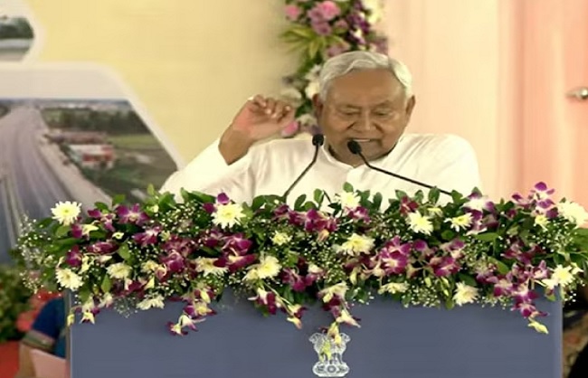 बिहार के मोतिहारी में लोगों को सम्बोधित करते मुख्यमंत्री नीतीश बिहार के मोतिहारी में लोगों को सम्बोधित करते मुख्यमंत्री नीतीश