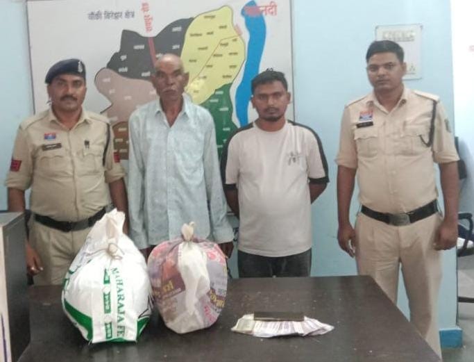 जब्त गांजा के साथ गिरफ्तार दोनों आरोपित पुलिस कस्टडी में।