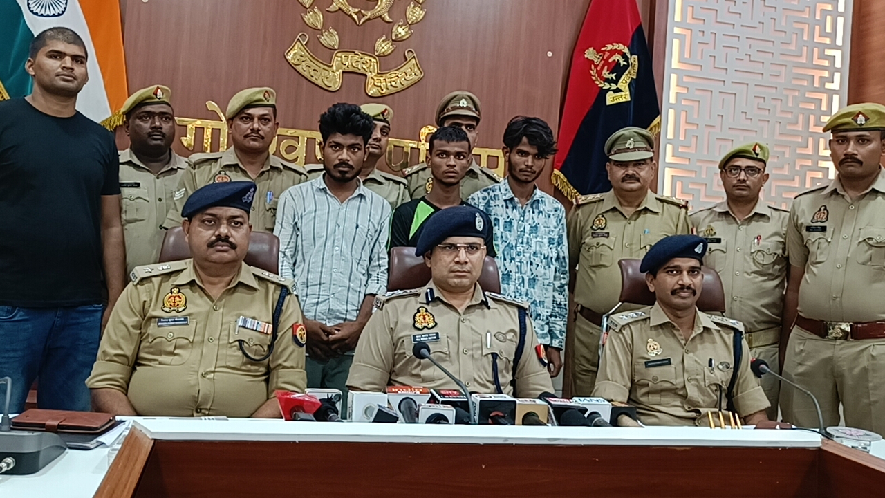 *पुलिस लाइन में एसएसपी ने किया खुलासा ,एसपी नार्थ सीओ  चौरी चौरा रहे मौजूद