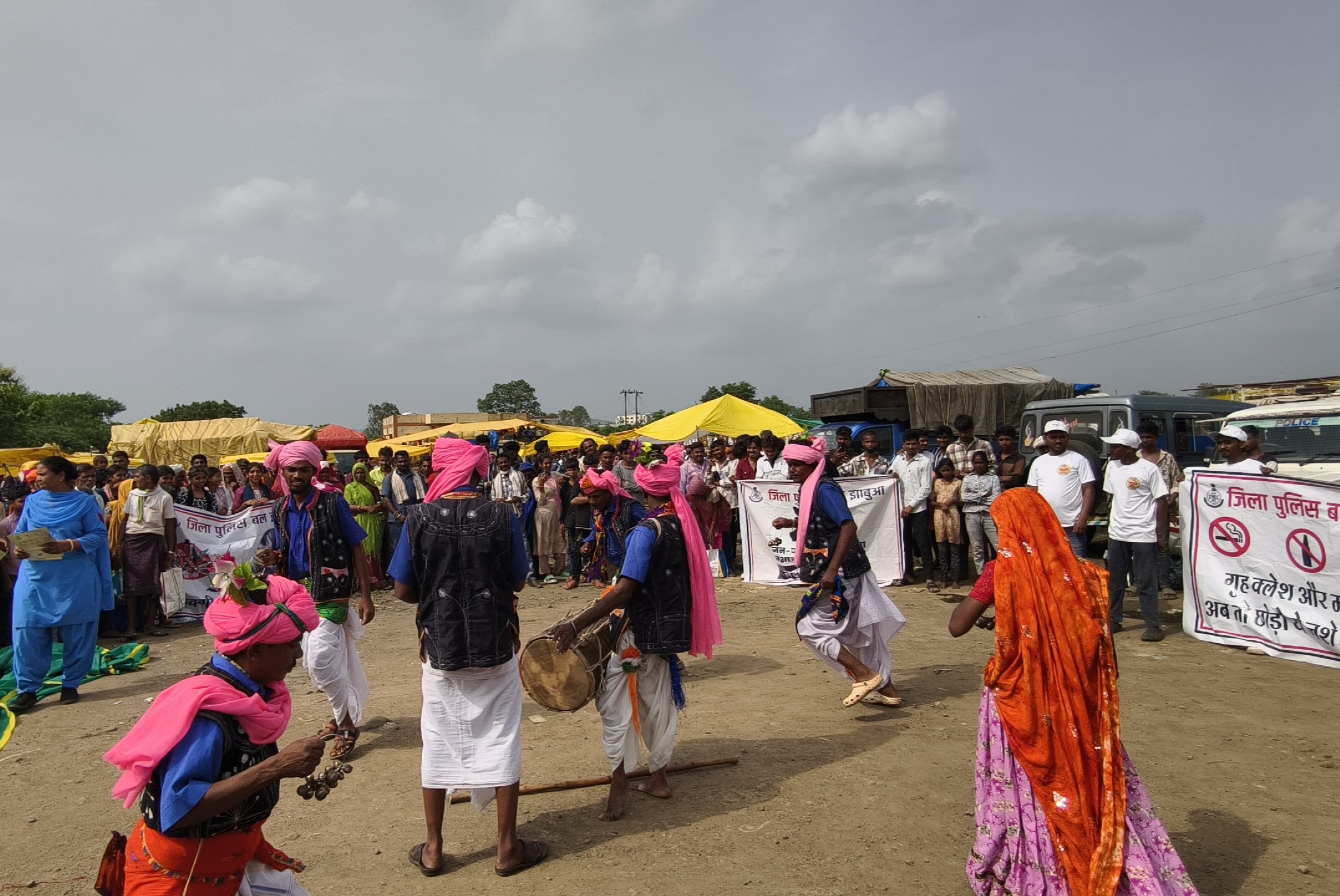 नुक्कड़ नाटक के माध्यम से जागरूकता नुक्कड़ नाटक के माध्यम से जागरूकता