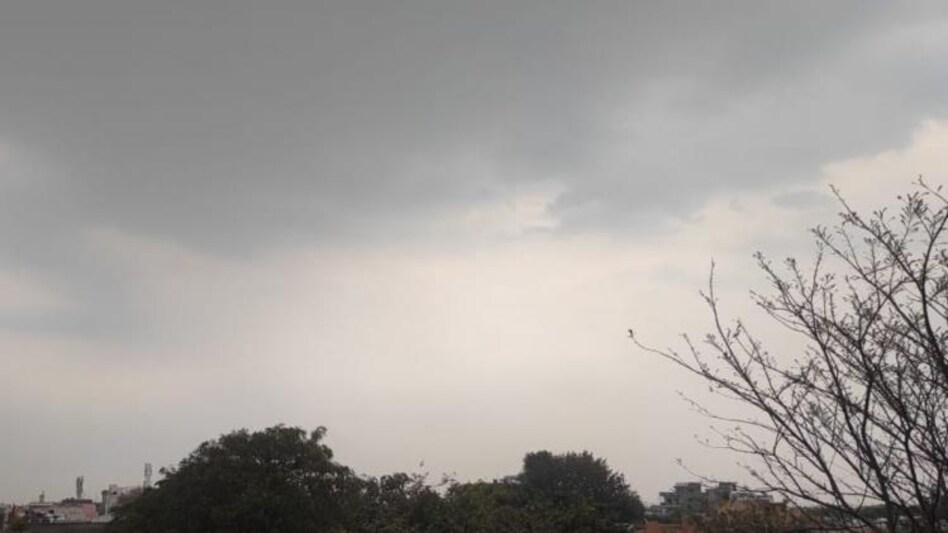 आज का मौसम उमस भरा और कहीं-कहीं बारिश की संभावना