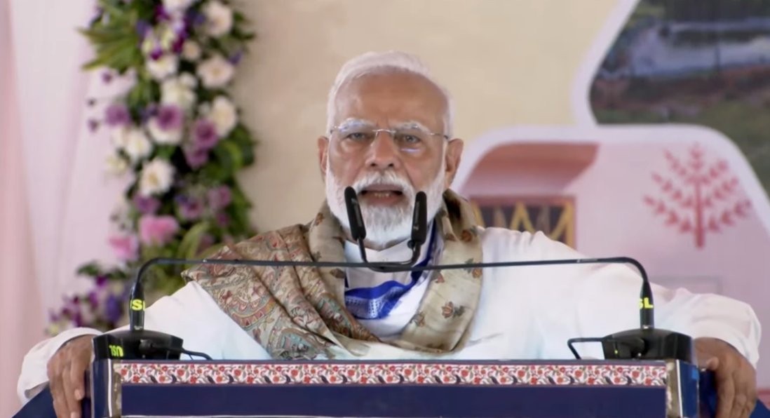 मोतीहारी में कार्यक्रम को संबोधित करते प्रधानमंत्री मोतीहारी में कार्यक्रम को संबोधित करते प्रधानमंत्री