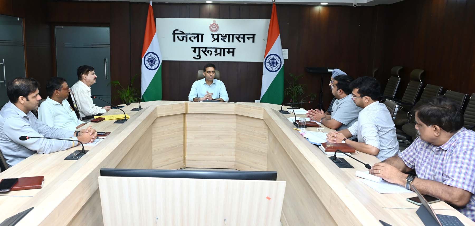 गुरुग्राम में अधिकारियों के साथ बैठक करते डीसी अजय कुमार।