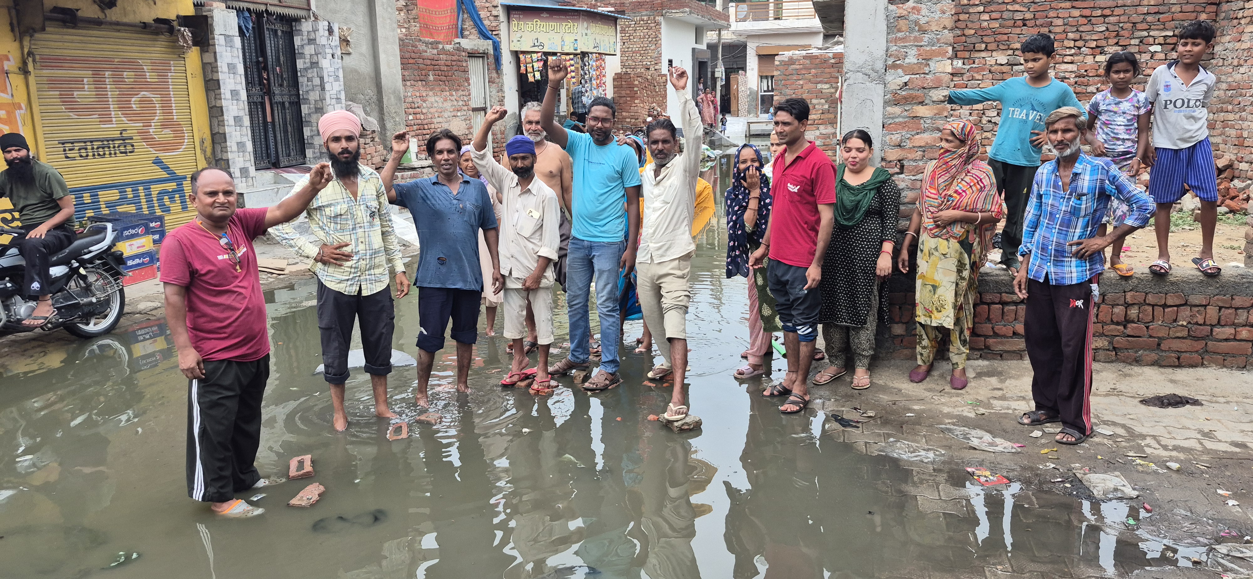 पेयजल व सीवरेज समस्या को लेकर नारेबाजी करते लोग। पेयजल व सीवरेज समस्या को लेकर नारेबाजी करते लोग।