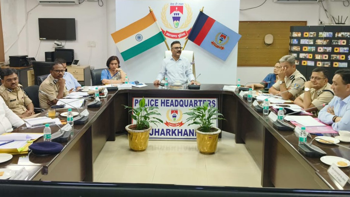डीजीपी बैठक करते  हुए  तस्वीर