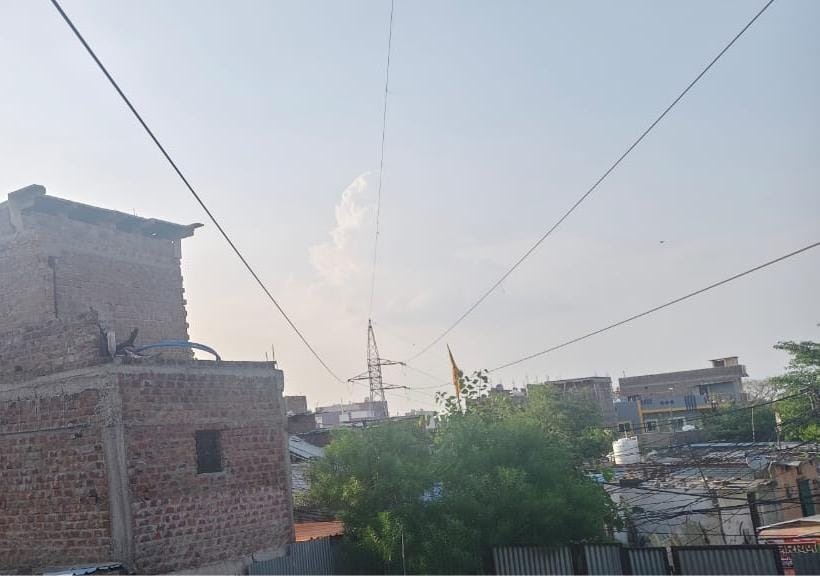 इंदौर शहर में ट्रांसमिशन लाइनों के नीचे बने मकान के मालिकों को नोटिस जारी इंदौर शहर में ट्रांसमिशन लाइनों के नीचे बने मकान के मालिकों को नोटिस जारी