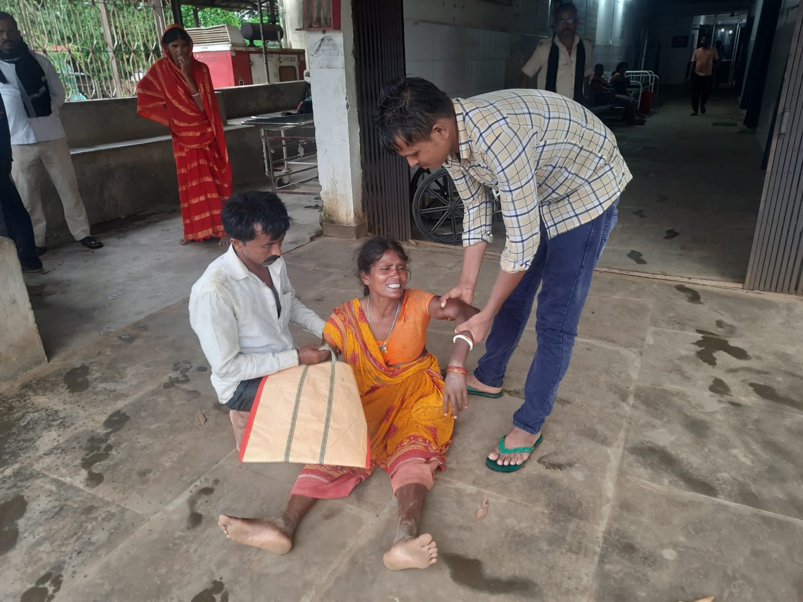 विलाप करते मृतिका के परिजन