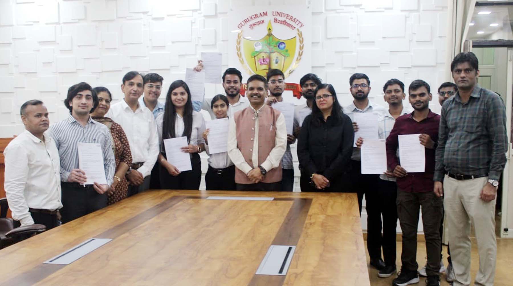 गुरुग्राम विवि में नौकरी के लिए चयनित विद्यार्थी कुलपति के साथ। गुरुग्राम विवि में नौकरी के लिए चयनित विद्यार्थी कुलपति के साथ।
